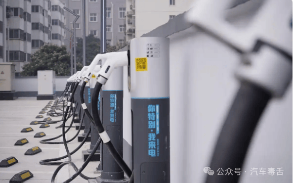 九游体育：燃油车与新能源车并行发展：工信部政策调整背后的产业平衡(图2)