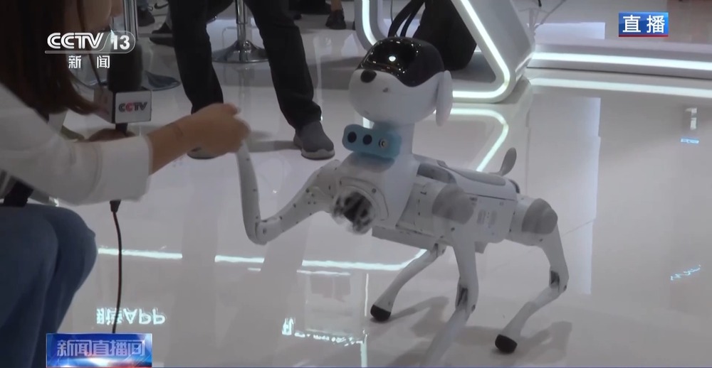 九游体育：酷炫智慧黑板+超可爱机器狗 “人工智能+”赋能千行百业(图3)