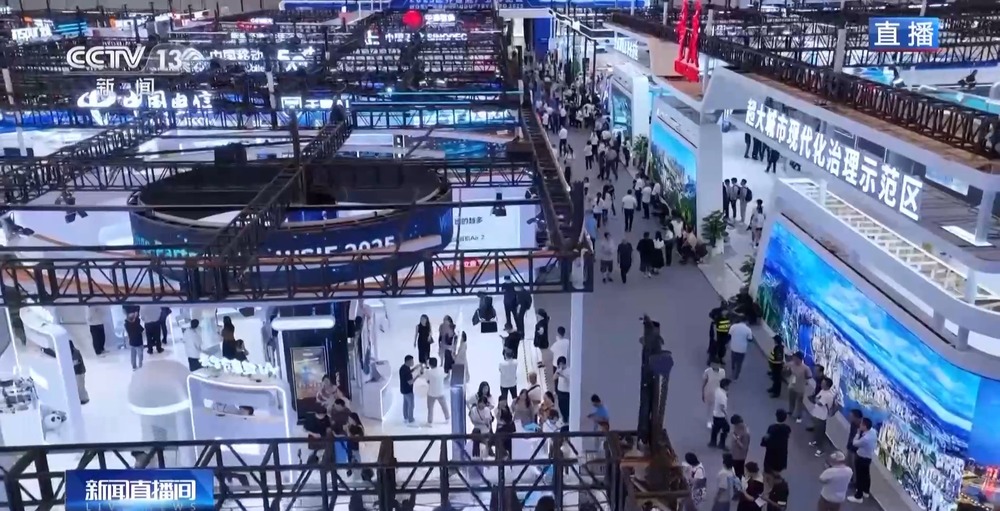 九游体育：酷炫智慧黑板+超可爱机器狗 “人工智能+”赋能千行百业(图4)