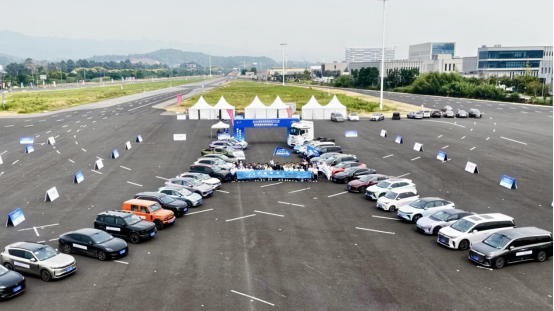 2025智能网联新能源汽车大赛暨全国智能驾驶测试赛(重庆站)举办 title=