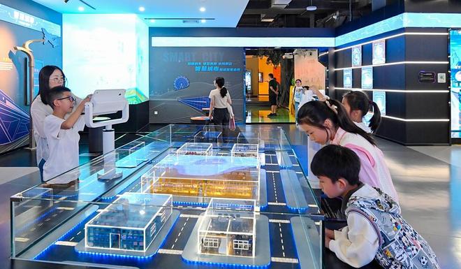 新能源企业展厅：盛世笔特用光影效果呈现光伏板工作原理 title=