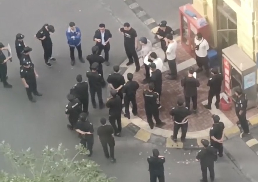 九游官网入口：风暴眼丨“地位颠倒了”愤怒的业主开始围剿物业公司 title=