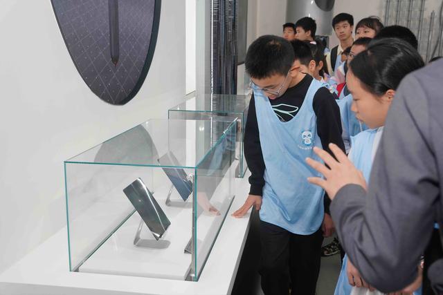 九游体育：穿越“光之世界”！“蓉城小科学家”探秘绿色能源(图3)