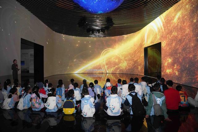 九游体育：穿越“光之世界”！“蓉城小科学家”探秘绿色能源(图4)