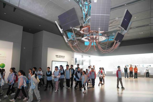 九游体育：穿越“光之世界”！“蓉城小科学家”探秘绿色能源(图5)