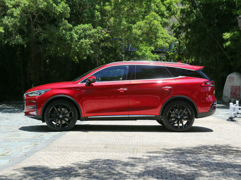 新能源车行业单日上演“三重奏” title=