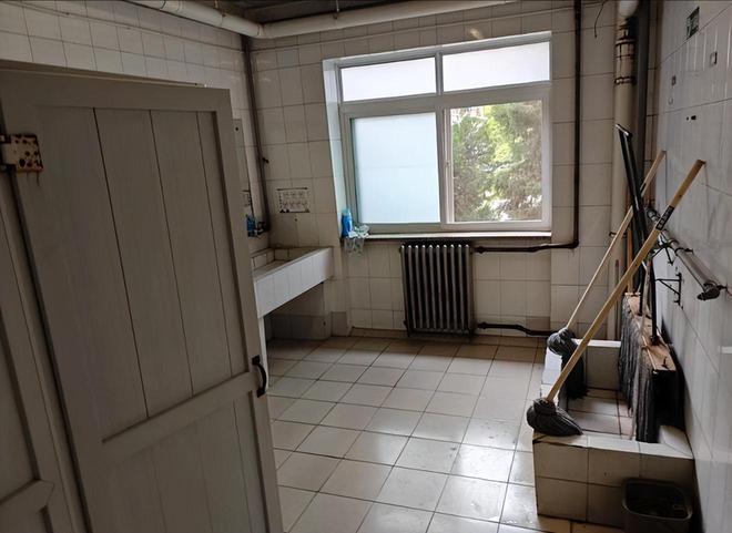 “清华没把我当人”学生晒出真实宿舍环境咋跟网上说的不一样(图3)