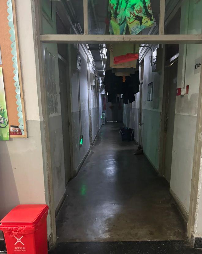 “清华没把我当人”学生晒出真实宿舍环境咋跟网上说的不一样 title=
