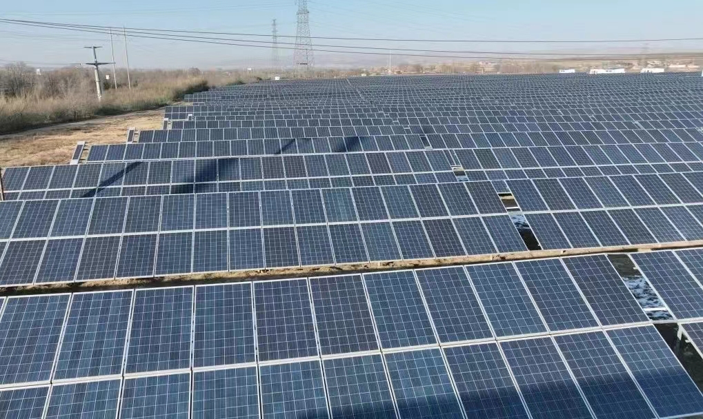 江苏环宇起重运输机械取得一种采用光伏跟踪发电的新型爬坡输送设备专利为设备提供稳定的电力供应 title=