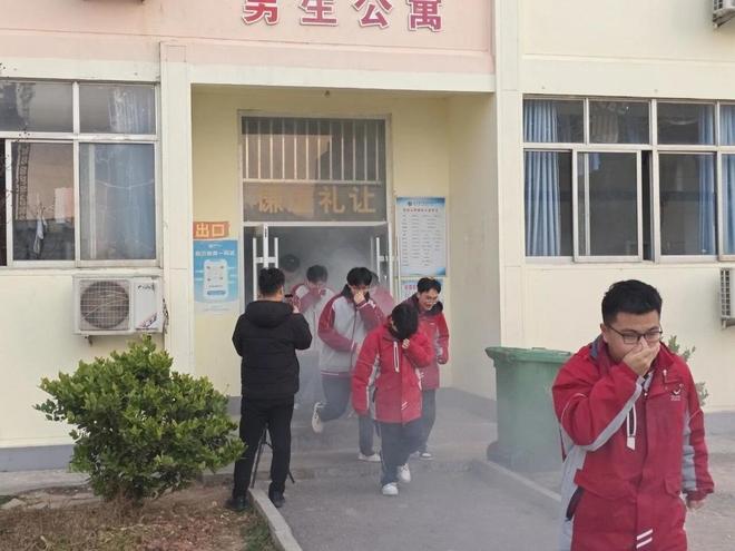 九游app：筑牢校园安全防线临沂鲁州高级中学开展宿舍消防演练 title=