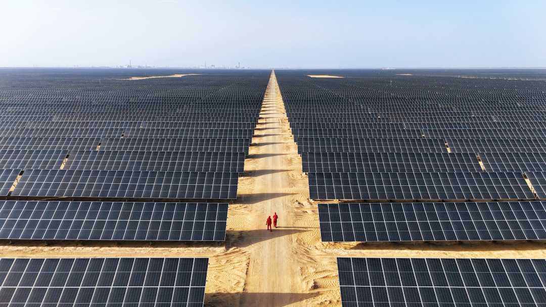 中国石油塔里木油田年光伏发电量突破20亿千瓦时 title=