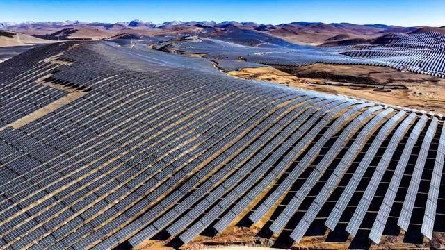 总装机容量120万千瓦！华电巴塘百万千瓦级高原山地光伏项目投产发电 title=