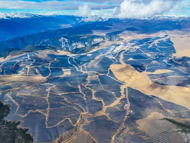 总装机容量120万千瓦！华电巴塘百万千瓦级高原山地光伏项目投产发电(图2)
