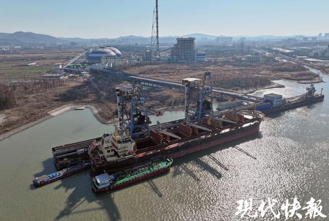 九游体育：南京港边检站开辟“绿色通道”70万吨“暖心煤”顺利通关 title=