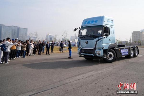 九游app：河南郑州：“智能”新能源商用车集中亮相引关注 title=