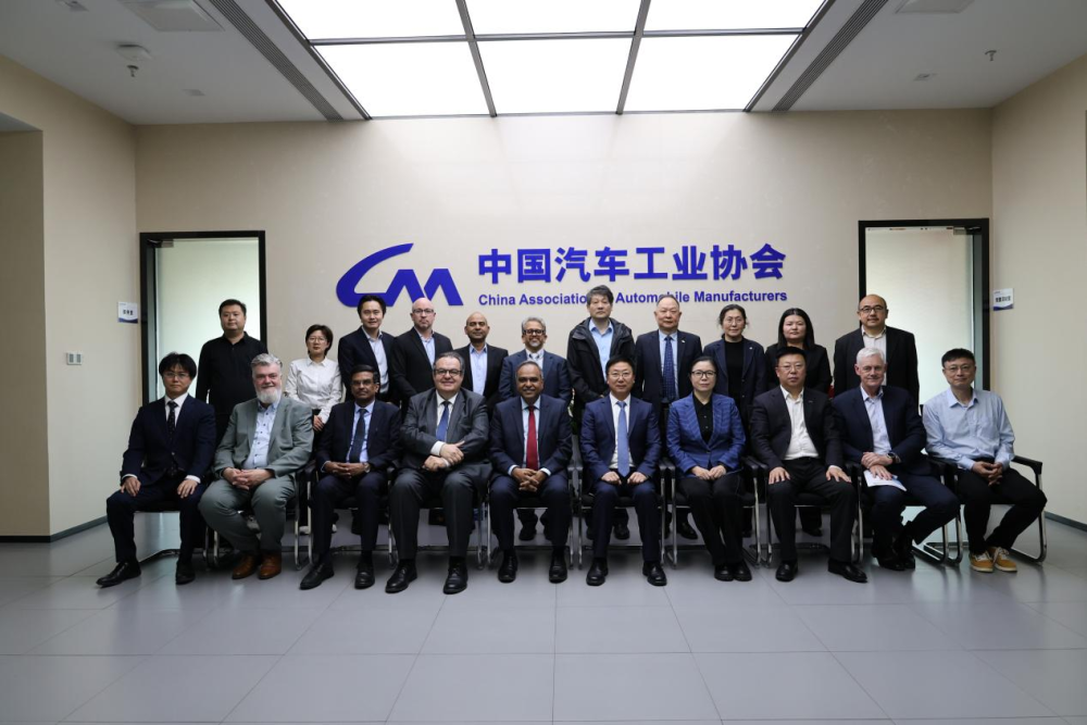 九游体育：全球汽车暨中国汽车产业发展报告会在京召开(图1)